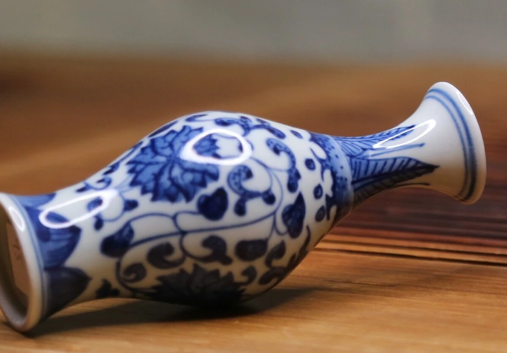 Blue-and-white porcelain twin vase displayed on a tea table.